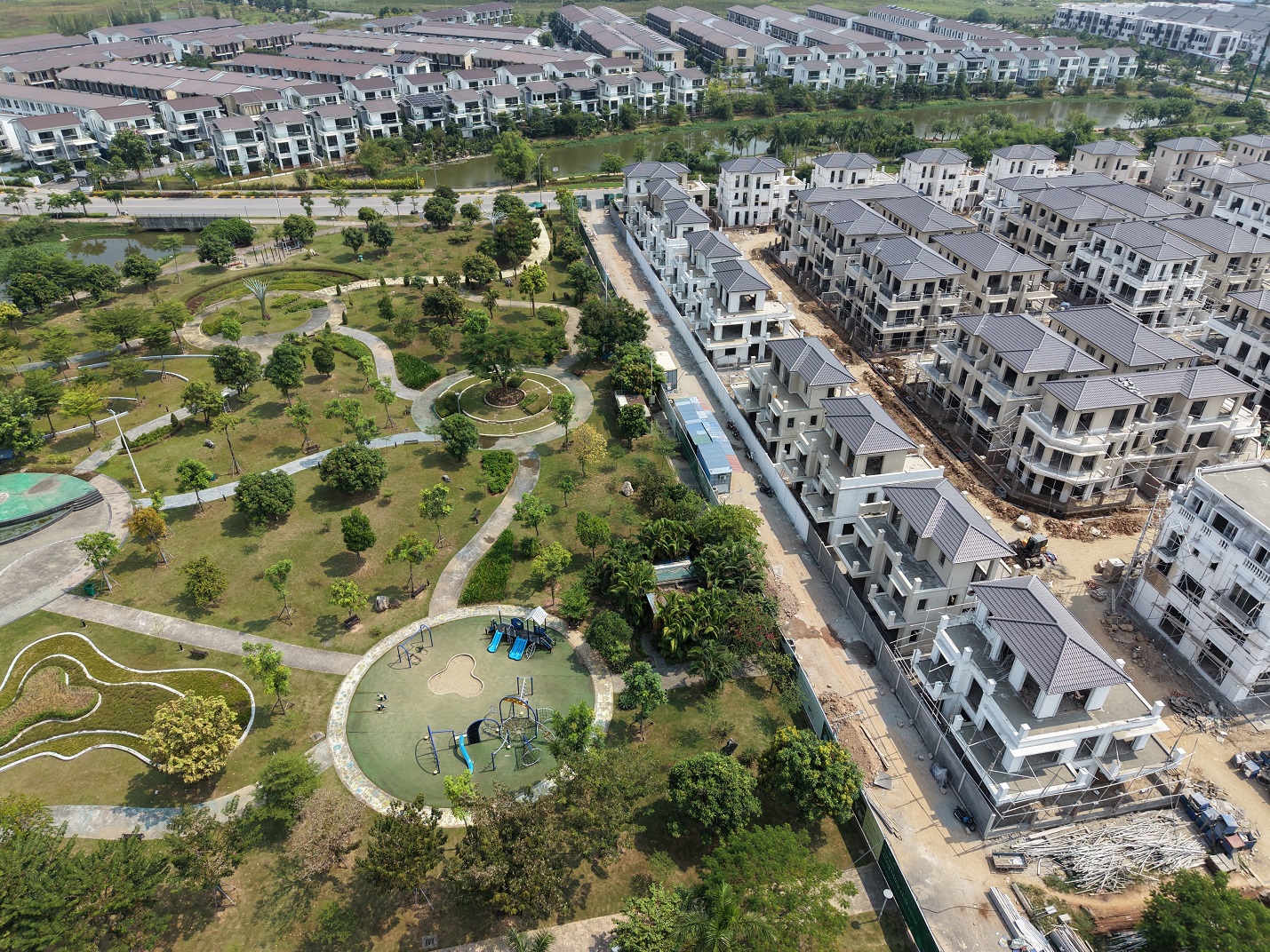 Tiến độ dự án Sol Garden Nam Long 14/10/2026 Tiến độ dãy biệt thự view công viên dự án Sol Garden Nam Long ngày 14 tháng 10 năm 2026
